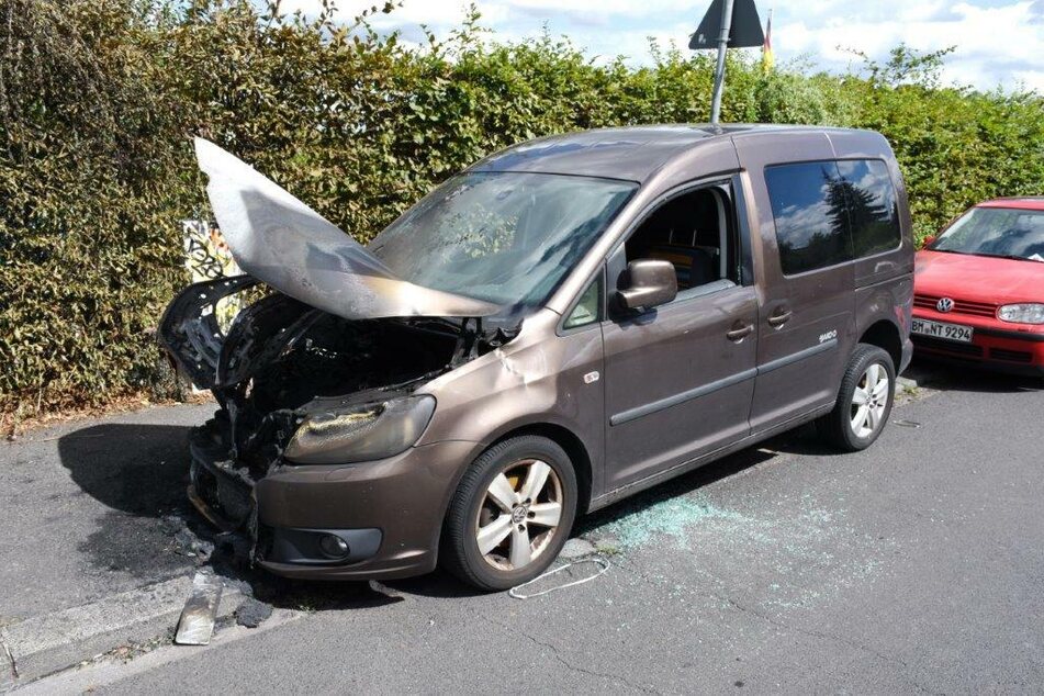 Eines der insgesamt sieben angezündeten Autos in Köln.