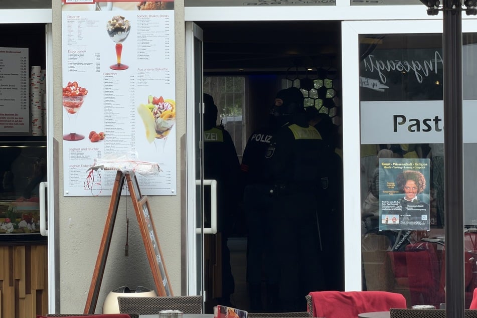 Vermummte Polizisten waren vor Ort.