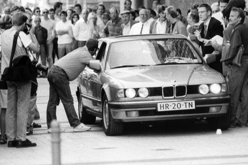 Der Wagen mit den Geiselnehmern von Gladbeck wird am 18.08.1988 in Köln von Journalisten umringt.