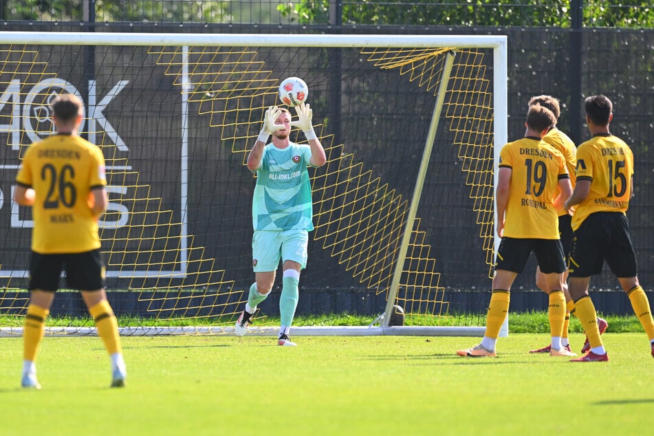 Nach zwei Spielen auf der Tribüne durfte Keeper Lennart Grill (26, M.) die Handschuhe anziehen.