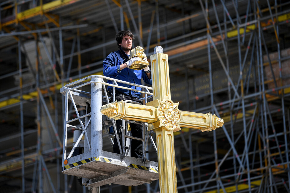 Peter Durku, Metallgestalter, arbeitet am Kreuz auf der Laterne für die Kuppel des Berliner Stadtschloss der Stiftung Humboldt Forum.