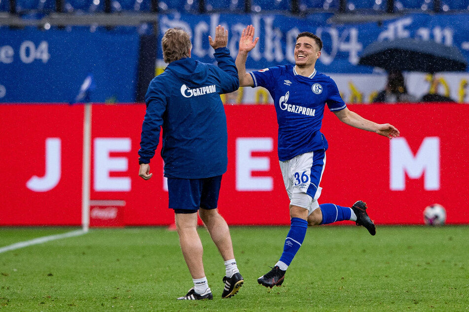 Blendi Idrizi (r.) vom FC Schalke 04 bejubelt seinen Treffer zum zwischenzeitlichen 2:2 gegen Eintracht Frankfurt.
