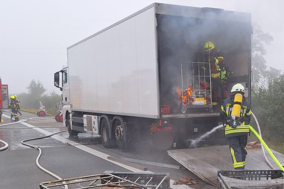 Mitten auf der Autobahn: Lastwagen fängt Feuer und sorgt für Sperrung