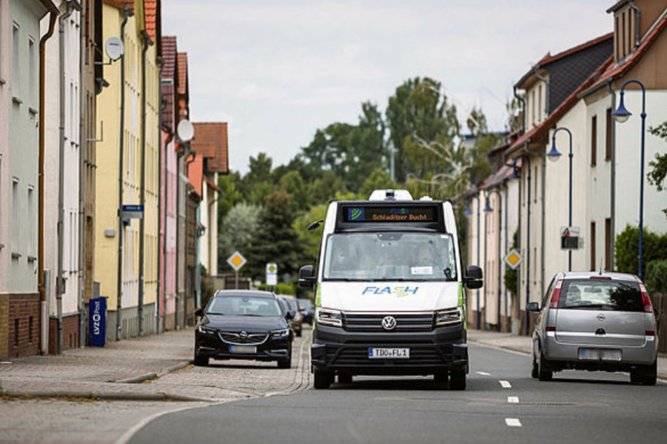 Der FLASH-Bus fährt die Leipziger Straße entlang. Die Seitenspiegel der am Straßenrand parkenden Autos sind im Autonomie-Modus ein Problem, weshalb die Fahrer oft eingreifen müssen.