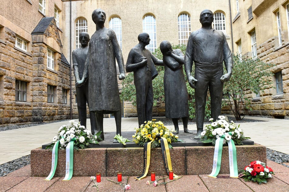 Trauriger Anlass, doch viel Geschichte: Die Gedenkstätte am Münchner Platz bietet am Sonntag eine öffentliche Führung.