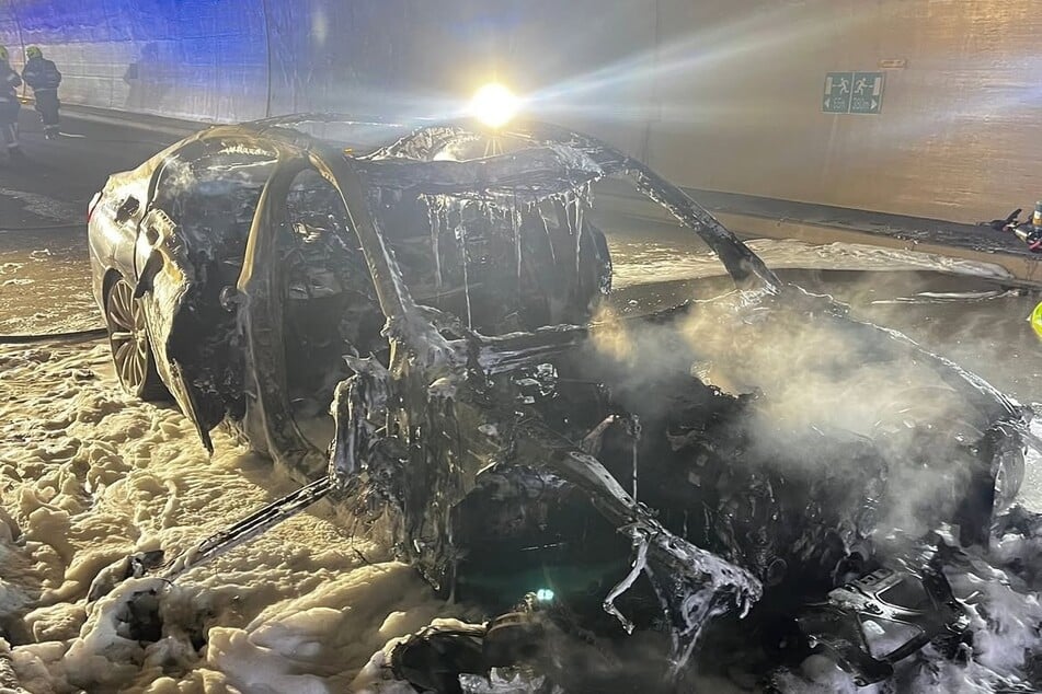 Ein deutsches Auto brannte in einem Tunnel in Österreich vollständig ab.