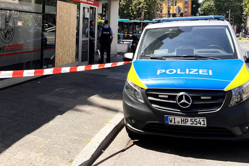 Vor "Donkey's Kiosk" und "Donkey's Sportsbar" in der Rohrbachstraße in Frankfurt kam es zu einem rätselhaften Kampf - die Polizei ermittelt mit Hochdruck.