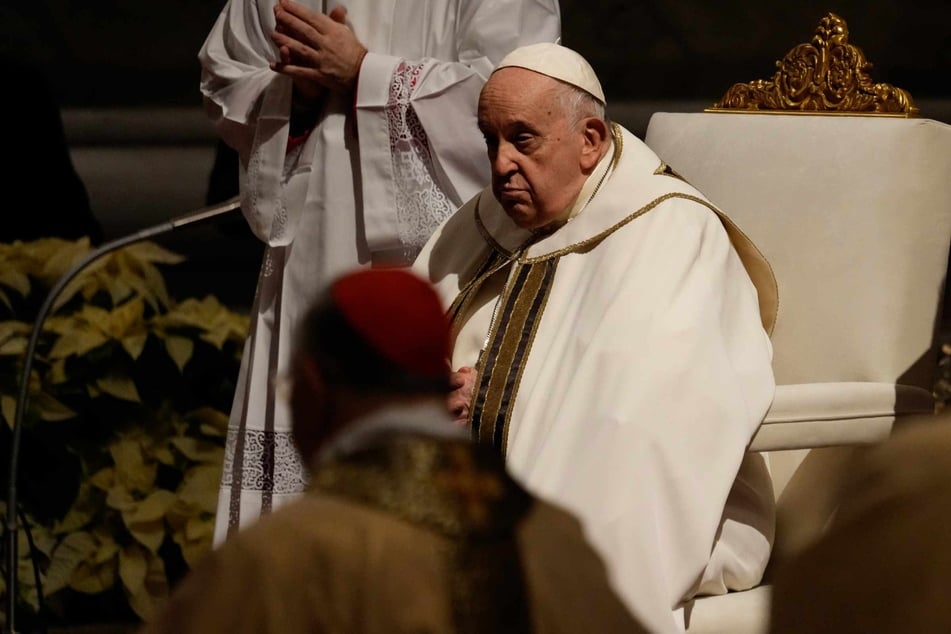 Papst Franziskus (87) nimmt an der Christmette im Petersdom im Vatikan teil.