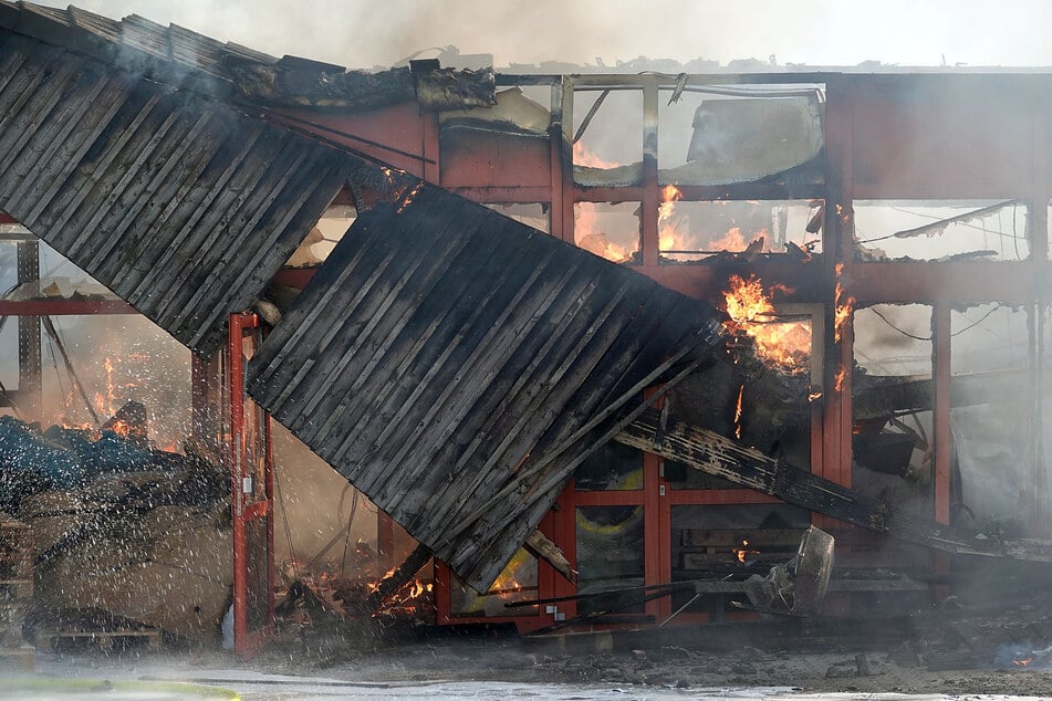 Großer Schaden nach verheerenden Feuer: Ein Lagergebäude wurde massiv zerstört.