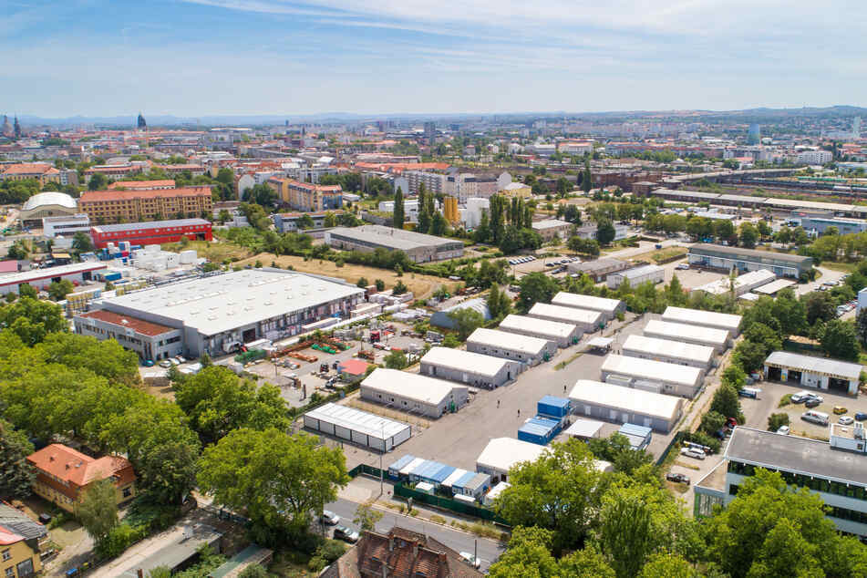 In der Dresdner Friedrichstadt soll ein riesiger Globus-Markt gebaut werden. Noch stehen hier Baracken für Flüchtlinge.
