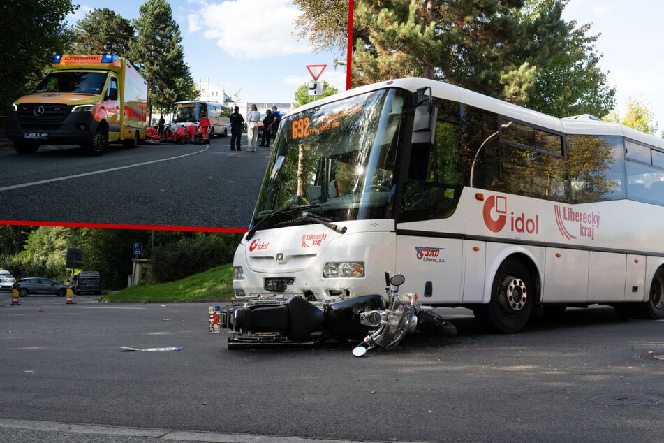 Heftiger Crash in Ostsachsen: Motorrad unter Linienbus eingeklemmt