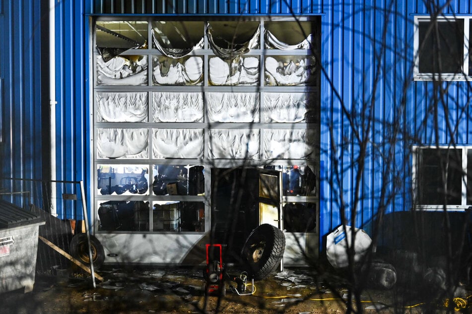 In einer Lagerhalle in Roßwein brannten Baumaschinen und Teile der Werkstatteinrichtung.