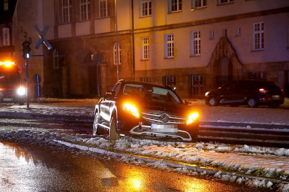 Ins Gleisbett gerutscht! Ein Mercedes sorgte am Dienstagabend in Chemnitz für Behinderungen im Straßenbahnverkehr.