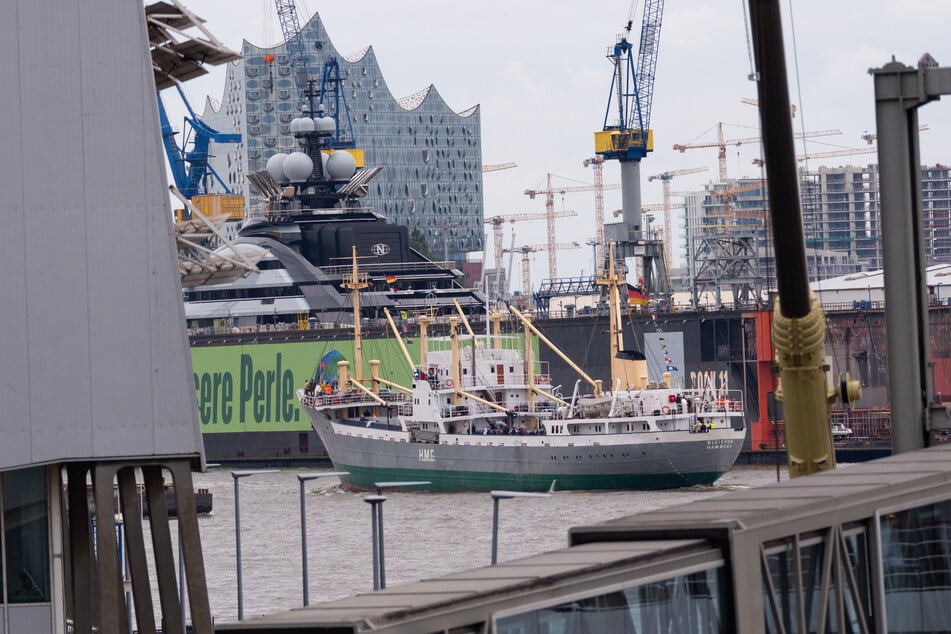 Das Traditionsschiff "MS Bleichen" fährt vor der Hamburger Elbphilharmonie im Hafen.