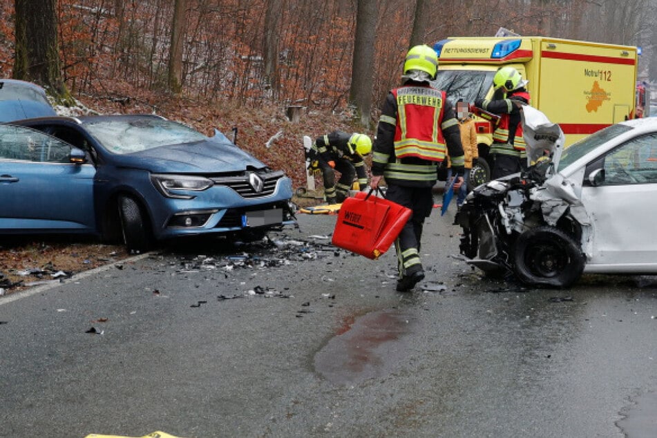 Auf der S232 sind am Freitag zwei Autos frontal zusammengekracht.