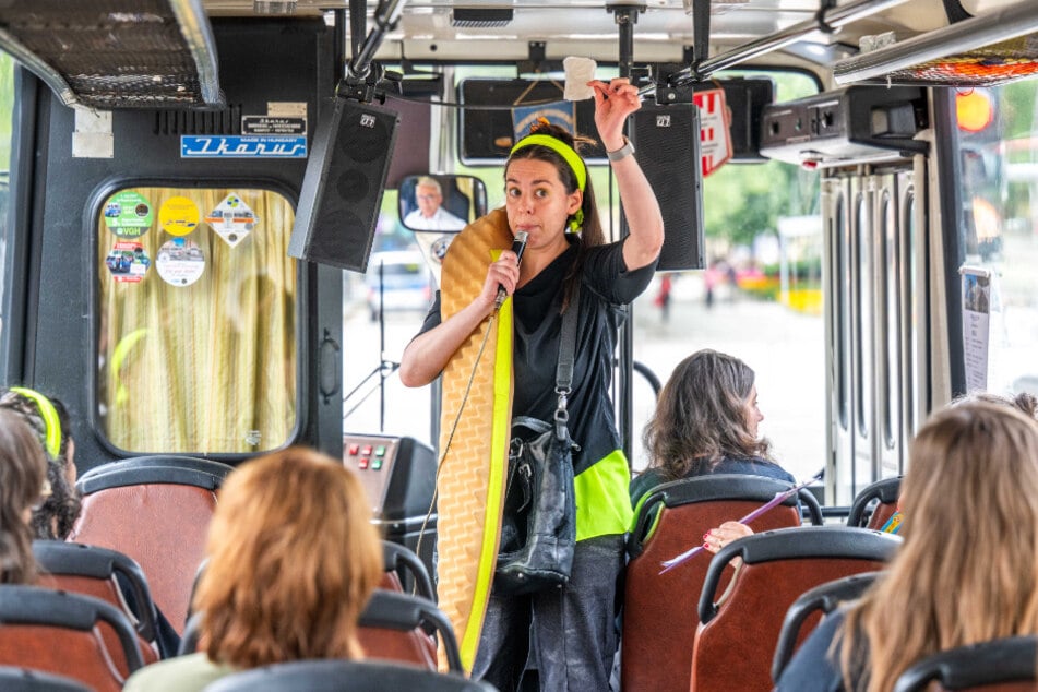 Schauspielerin Caroline Galvis (36) spielt die Reiseleiterin im Ikarus-Bus.