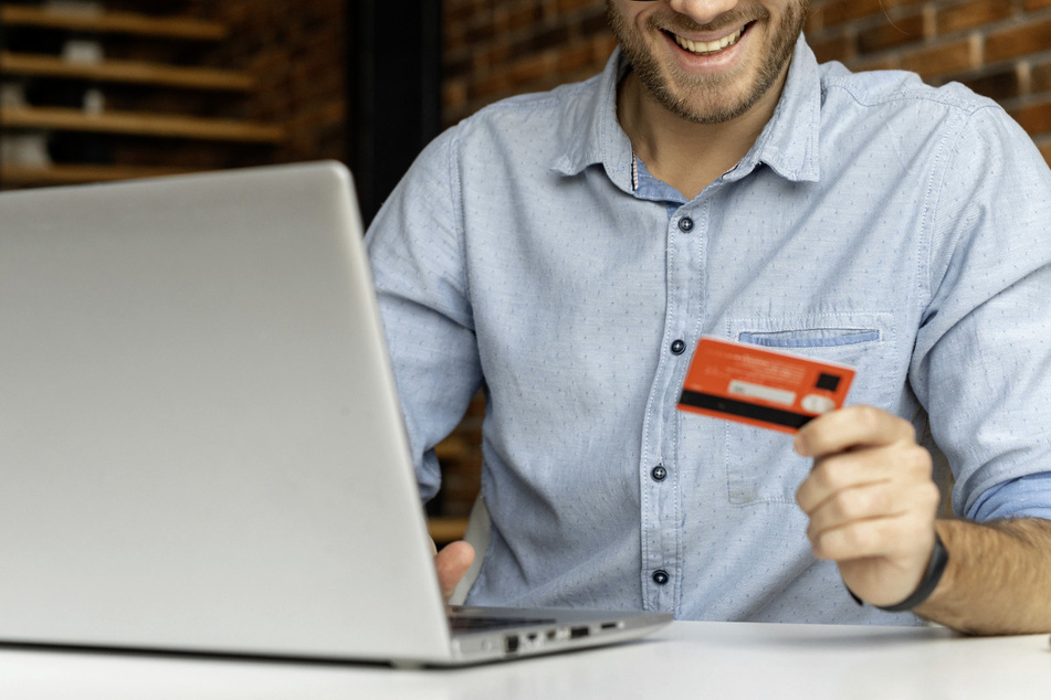 Ab 1. Juli 2023 erfolgt die schrittweise Ablösung von der Maestro-Funktion durch die Debit-Mastercard. Das soll auch das Online-Einkaufen erleichtern.