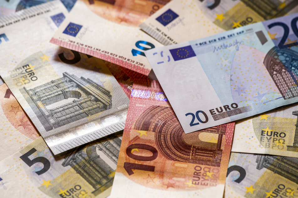 In dem Fach fand der 50-Jährige aus Kassel 5000 Euro in bar sowie ein Sparbuch mit einem Guthaben von über 17.000 Euro. (Symbolfoto)
