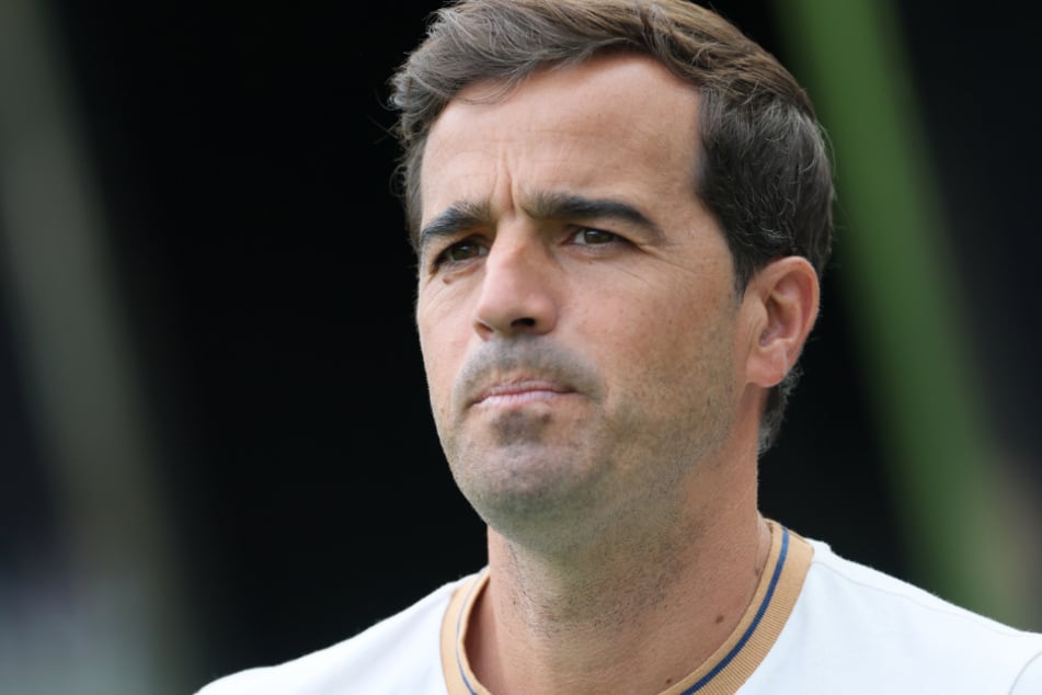 Konnte seiner Mannschaft bislang noch nicht die erhoffte Stabilität verleihen: Leverkusen-Trainer Carles Martinez (42).