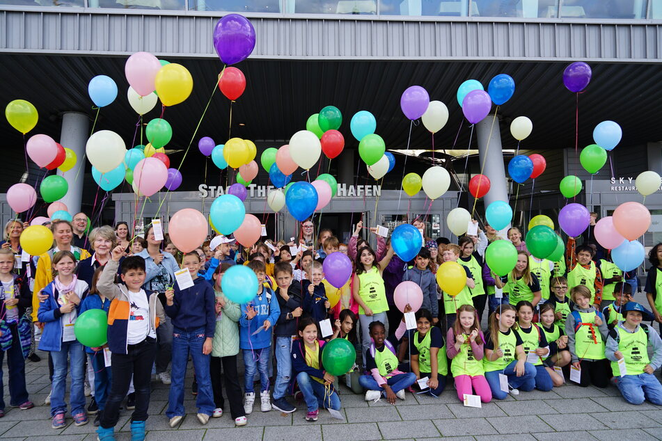 Drei Grundschulklassen aus Hamburg nahmen am Freitag an der Übergabe der Schirmherrschaft teil und verbreiteten das Motto für 2025 "Löwenstark durchs Lesen" durch zahlreiche bunte Ballons noch weiter in der ganzen Stadt.