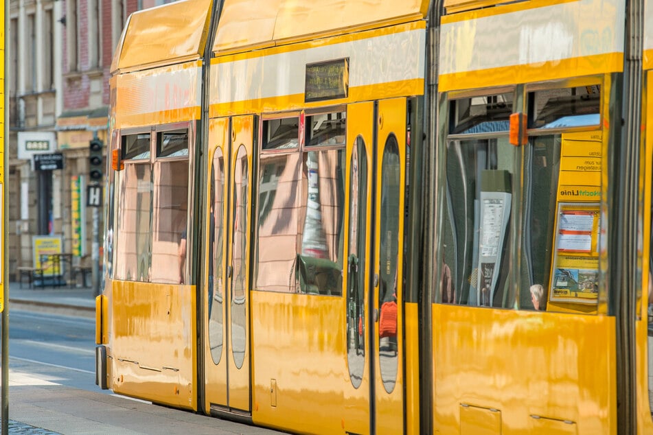 Eine 87-Jährige stürzte in der Straßenbahn, als der Fahrer stark bremsen musste. (Archivbild)