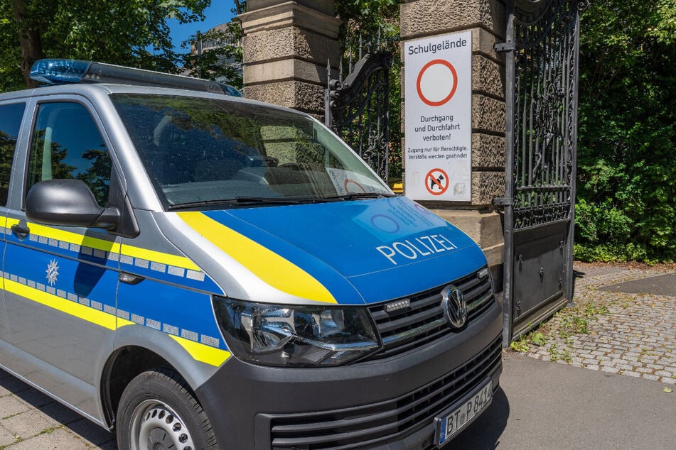 Laut Polizei wurden drei Gefäße in einem Erdloch auf einer Wiese nahe der Schule kontrolliert gesprengt.