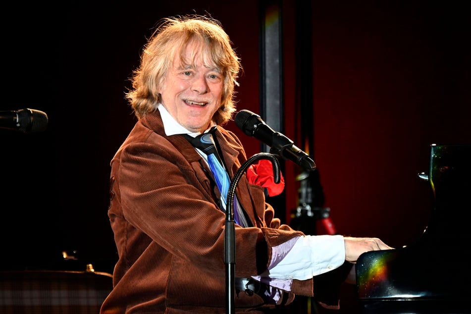 Für seine aktuelle Tournee hat sich Helge Schneider (66) einen braunen Cordanzug als Bühnenoutfit ausgesucht.