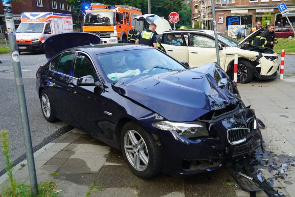 Taxi missachtet Vorfahrt und kracht in BMW: Fünf Verletzte!