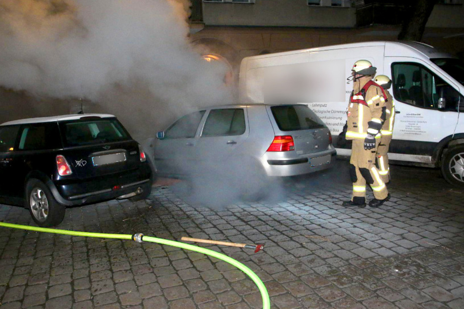 Ein Auto ist am frühen Donnerstagmorgen in Berlin-Neukölln in Brand geraten.