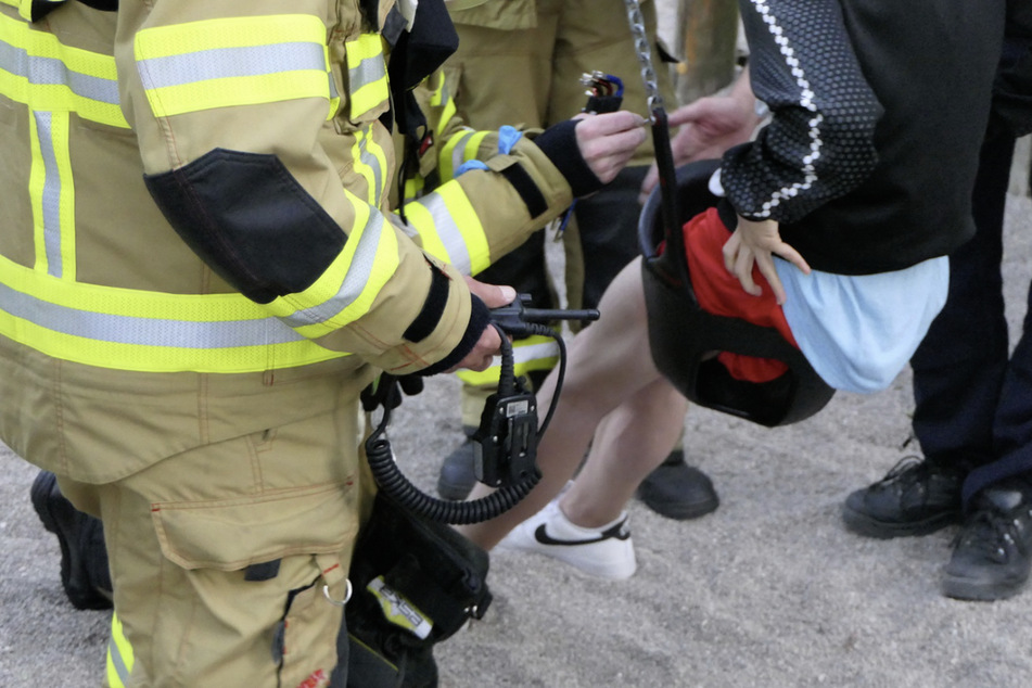 Eine Schaukelrunde endete für einen 16-Jährigen am Montag in Grimma mit beiden Beinen fest in einer für Babys vorgesehenen Schale. Schließlich musste die Feuerwehr den Jugendlichen befreien.
