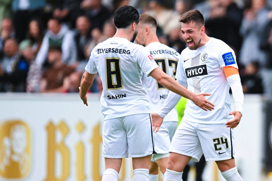 Elversbergs Kapitän Luca Schnellbacher (r.) freier seinen Führungstreffer mit Mitspieler Semih Sahin (l.).