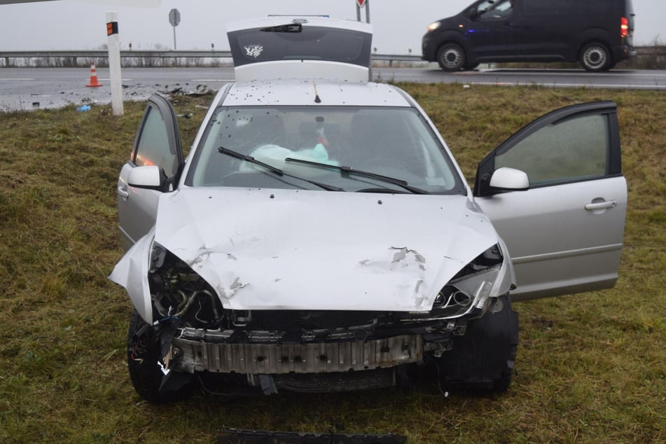 Die Front des Ford Focus wurde durch die Wucht des Aufpralls völlig zerstört.