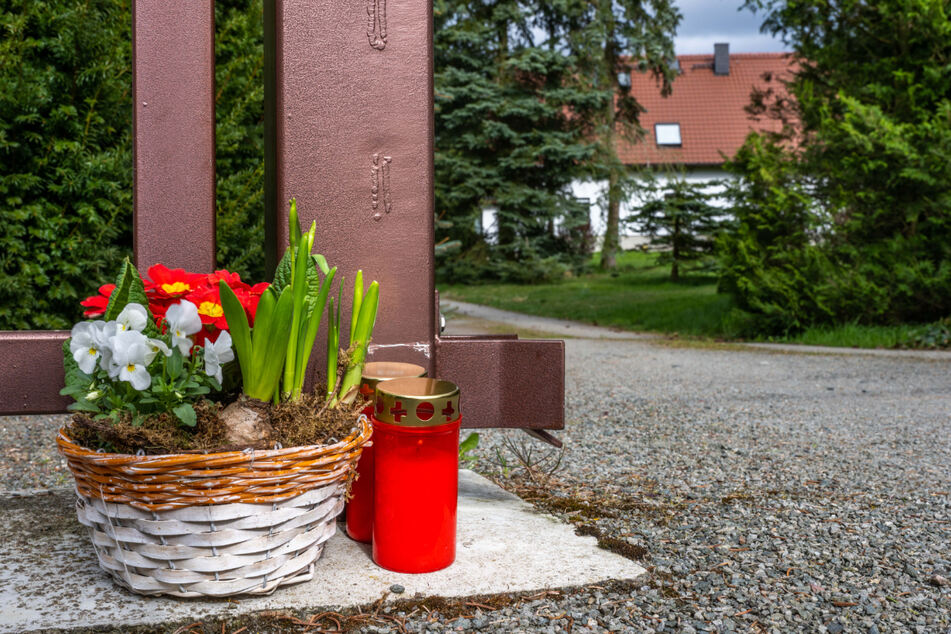 Vor dem Grundstück in Mittelbach stehen zwei Kerzenlichter und ein Blumenkorb.