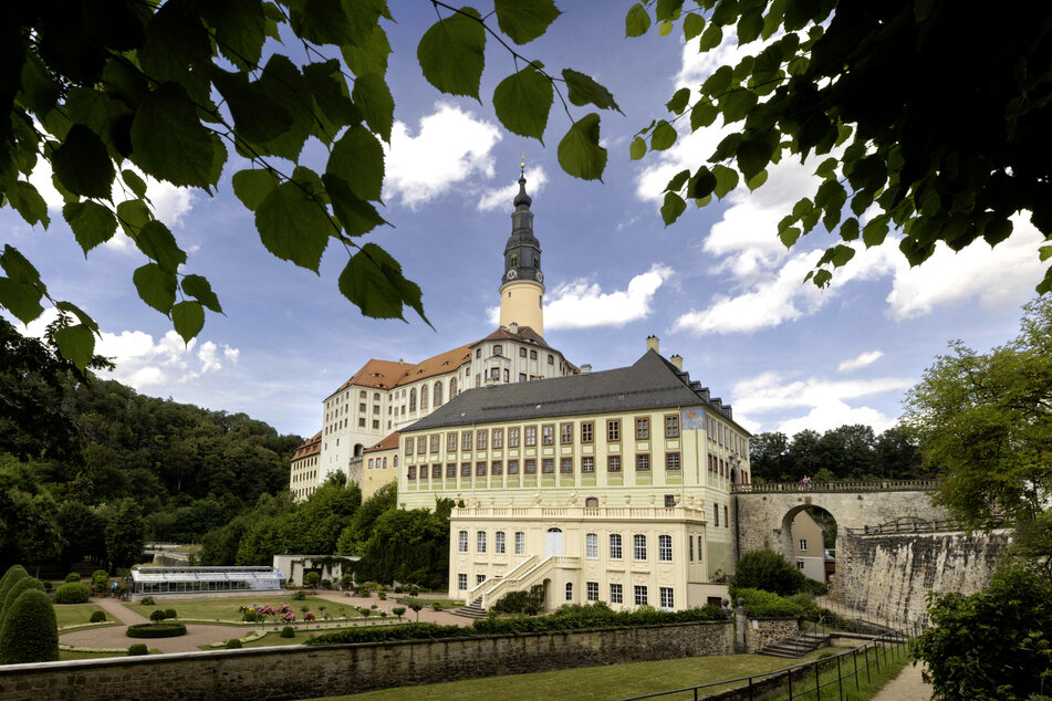 Schloss Weesenstein erhebt sich eindrucksvoll über dem Tal der Müglitz.