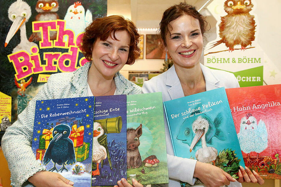 Die Künstlerin und Malerin der Bilder Lee D. Böhm (li.) und Autorin Andrea Böhm stellen auf der Messe ihr Weihnachtsbuch "Die Rabenweihnacht" vor.