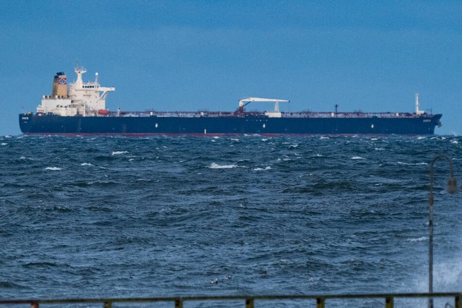 Der Öltanker "Eventin" treibt immer noch vor Rügen der Ostsee.