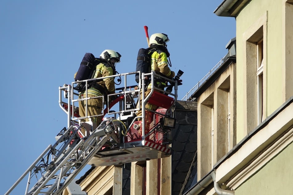 Die Feuerwehr gelangte mittels einer Drehleiter zur Dachgeschosswohnung.