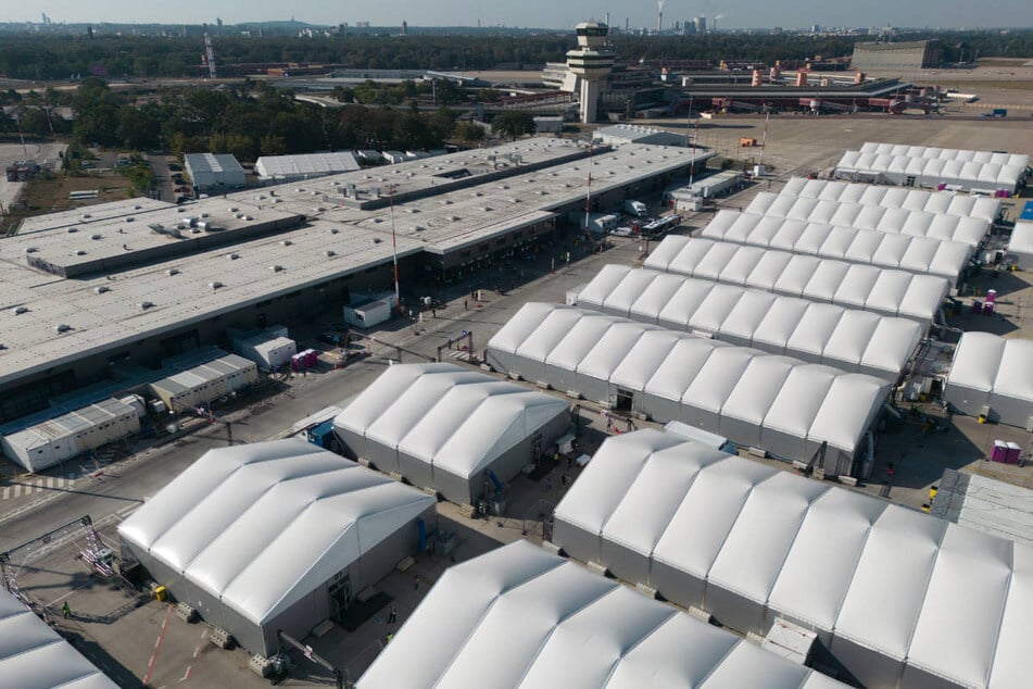 Die große Notunterkunft auf dem Gelände des ehemaligen Flughafens Tegel besteht aus mehreren Leichtbauhallen und soll nach dem Willen der SPD verkleinert werden.