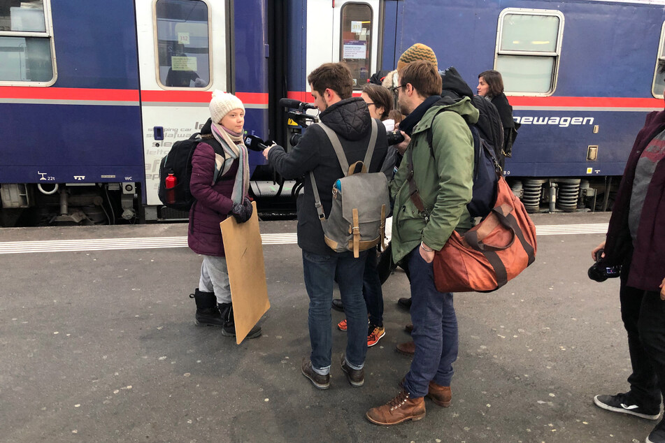 Die schwedische Klimaaktivistin Greta Thunberg (l.) trifft nach 65-stündiger Reise im Zürcher Hauptbahnhof ein.