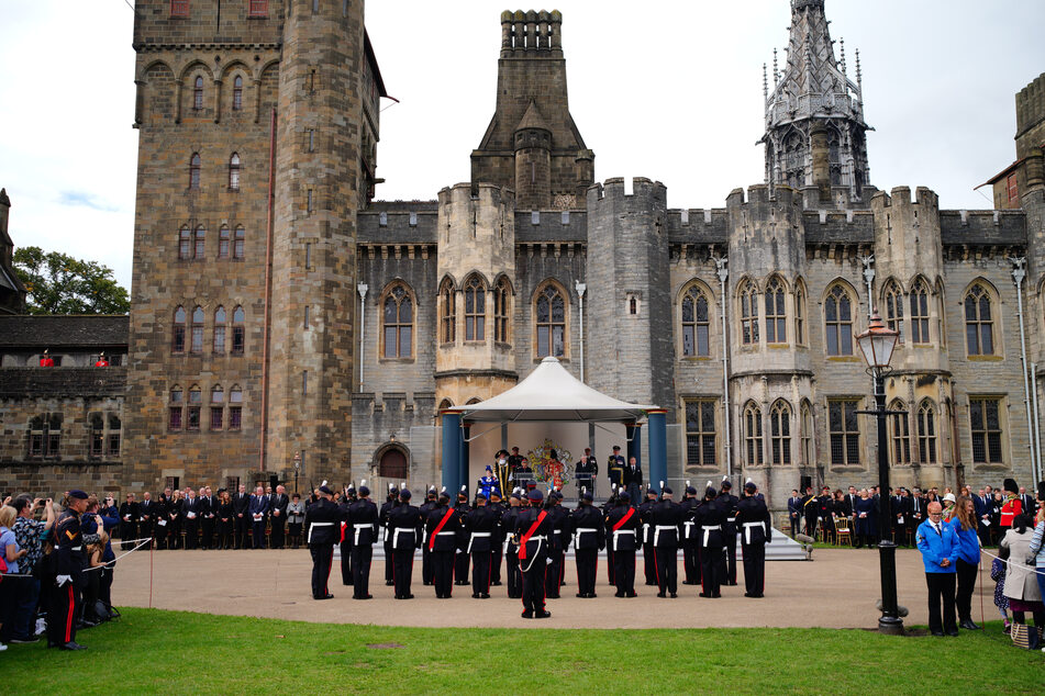 Die Proklamationszeremonie zur Thronbesteigung in Cardiff Castle, Wales, bei der König Charles III. öffentlich zum neuen Monarchen ausgerufen wird.