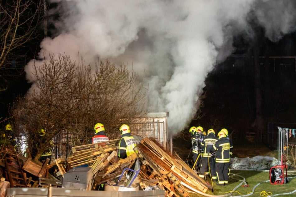 Ein Übergreifen der Flammen auf die benachbarte Garage konnte verhindert werden.