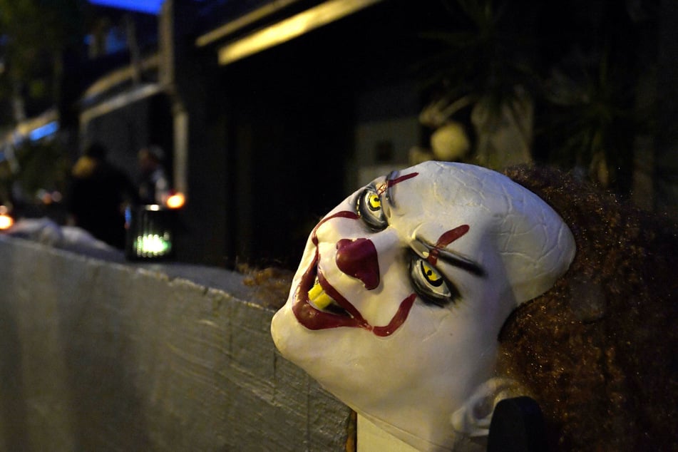 In Bernburg wurde ein Mann mit einer Halloween-Maske von einem 19-Jährigen angegriffen und verletzt. (Symbolbild)