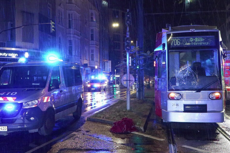 Am Samstagabend wurden zwei Passanten in Düsseldorf von einer Straßenbahn der Linie 706 erfasst und schwer verletzt.