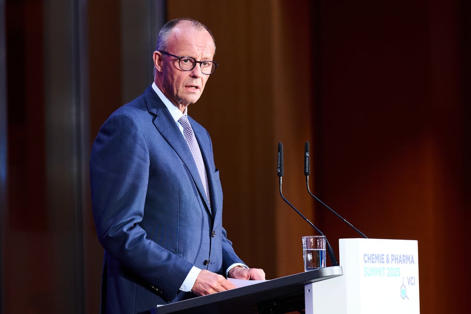 Gut die Hälfte der Befragten fühlt sich durch die aktuelle Bundesregierung unter der Leitung von Bundeskanzler Friedrich Merz (69) nicht mehr repräsentiert.