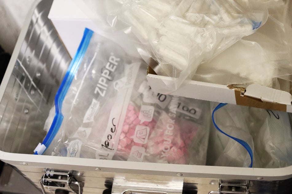 Unter anderem wurden pinke Ecstasy-Tabletten und Kokain-Blöcke sichergestellt: Vier mutmaßliche Dealer wurden festgenommen.