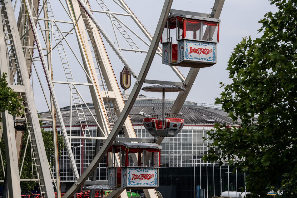 In Dortmund und Düsseldorf entstehen derzeit jeweils große temporäre Freizeitparks auf dem Messegelände.