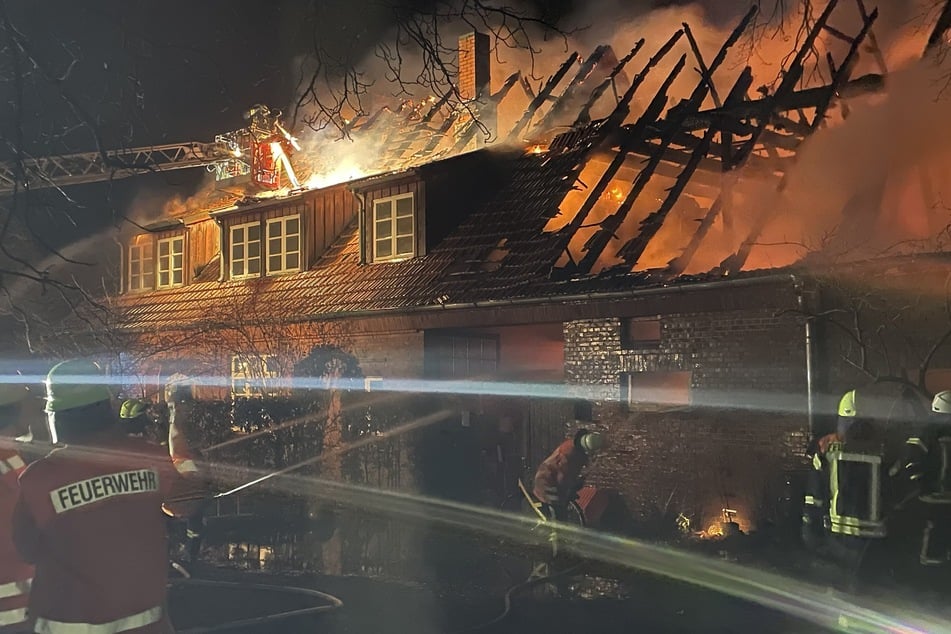 Brand in Stall ausgebrochen: Feuerwehr steht vor großem Problem