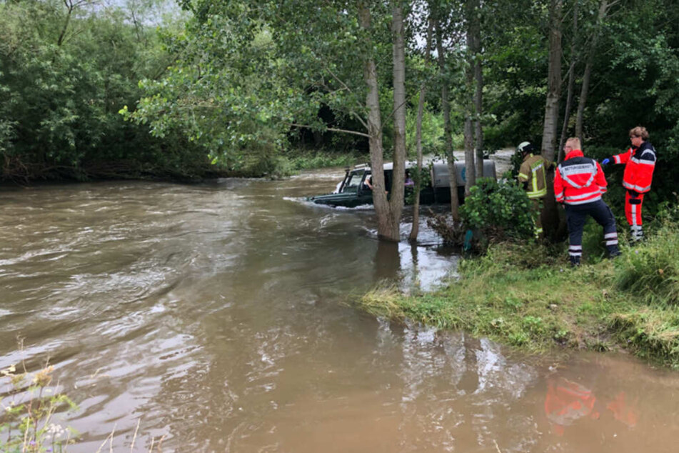 Geländewagen von Hochwasser mitgerissen: Autoinsassen eingeschlossen!