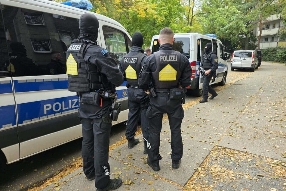 Die Polizei war am Freitagmorgen bei einem Großeinsatz in Dresden-Gorbitz im Einsatz.