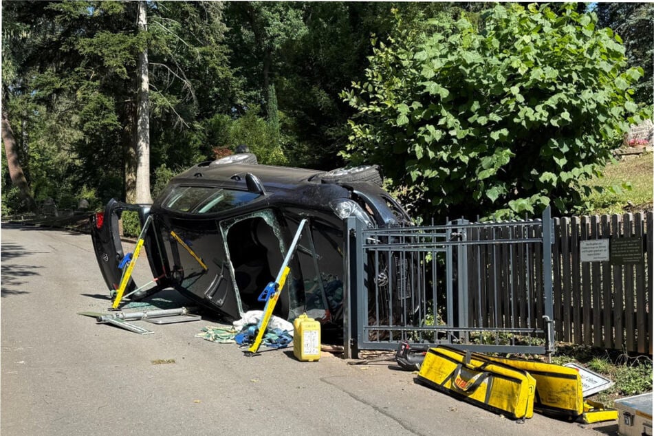 Der VW überschlug sich und kam auf der Seite zum Liegen.